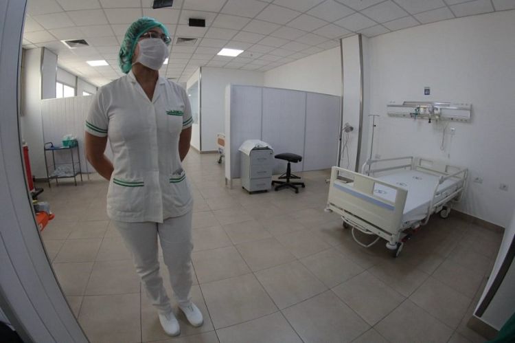 Si un médico da positivo al covid, puede contagiar a un mínimo de 30 personas más