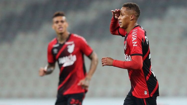 Paranaense golea en la despedida de Lucho González