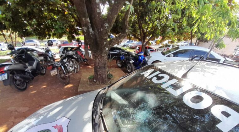 CDE: policía de civil protagonizó gresca y turba reacciona atacando patrulleras
