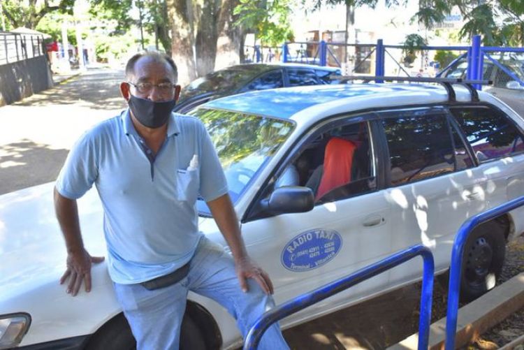 Finalmente, don Joel Oviedo no venderá su taxi porque recibió la ayuda ciudadana para comprar medicamentos para su hermano