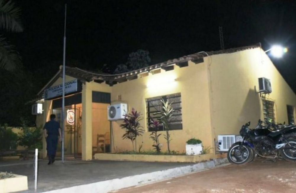 Detienen a policías acusados de esposar a un comerciante para robarle