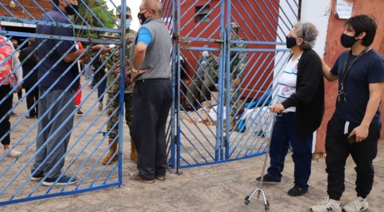 Denuncian 266 inmunizaciones VIP, mientras otros madrugan y quedan sin vacunas