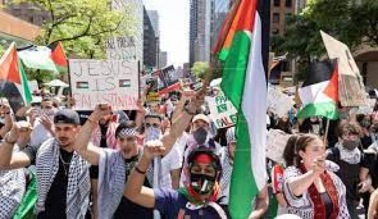 Miles de personas marchan por las calles de Nueva York a favor de Palestina