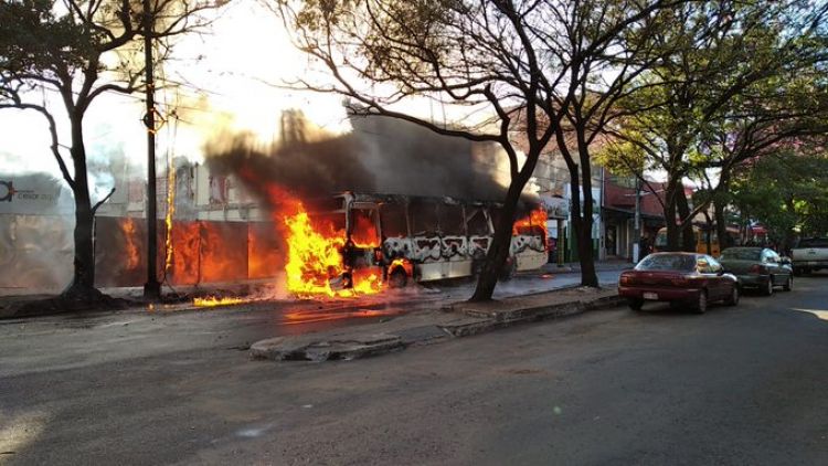 Un bus ardió en llamas en inmediaciones del Mercado 4 de Asunción