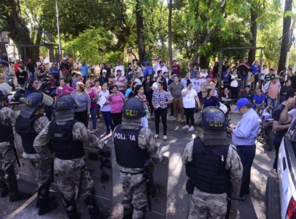 Ediles de Lambaré sesionan en Comisaría ante incidentes en la Junta Municipal