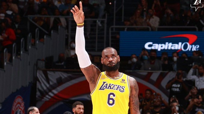 LeBron James vuelve a ser decisivo para los Lakers