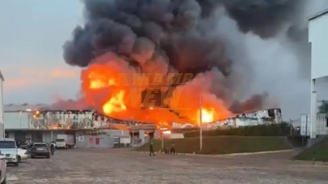 Incendio se expandió a los 12 depósitos ubicados en Luque