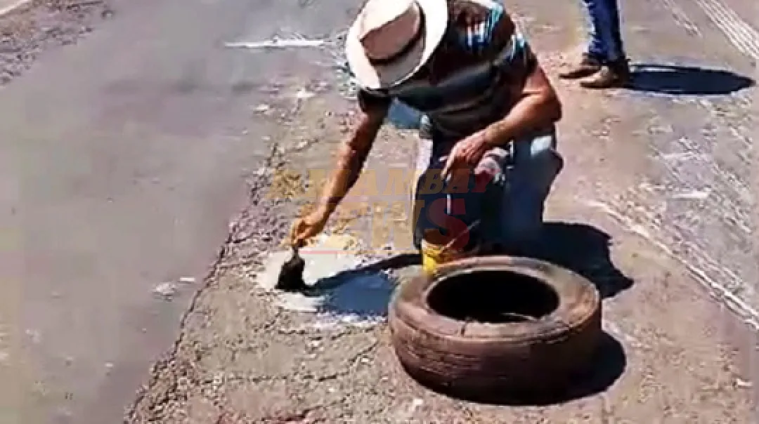 Pobladores reparan ruta ante abandono del MOPC