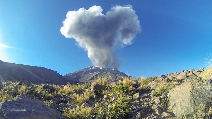 El Volcán Ubinas en Perú registra primeras explosiones