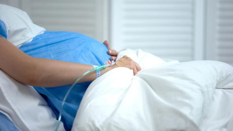 Una embarazada menor de 30 años fallece en España por covid-19