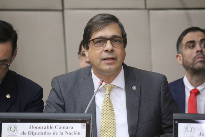Denuncian a Vicente Bataglia por lesión de confianza