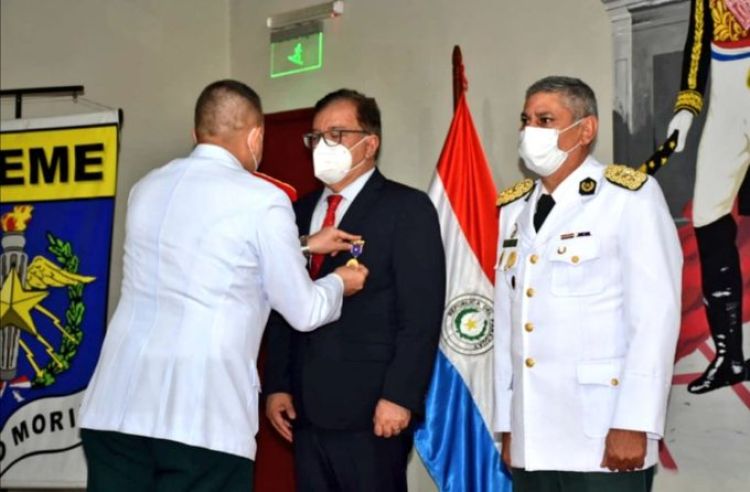 Nicanor recibe la «Medalla de Honor de la Escuela de Comando y Estado Mayor del Ejército»