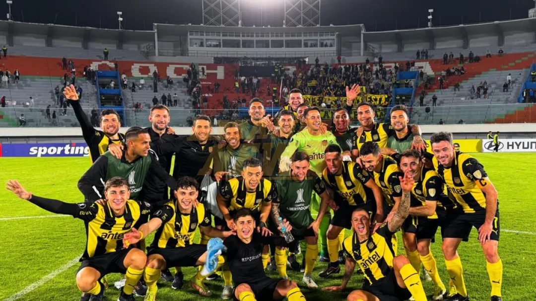 Peñarol golea y llega a la cima del grupo H