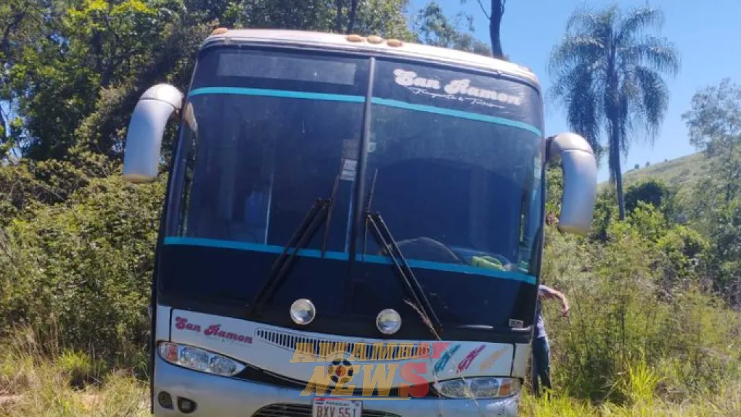 Bus que transportaba a una escuela de fútbol cae a una cuneta en Canindeyú