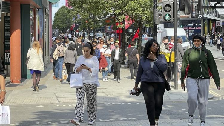 Inglaterra no obligará más a hacer cuarentena a los pasajeros vacunados de EEUU y Europa
