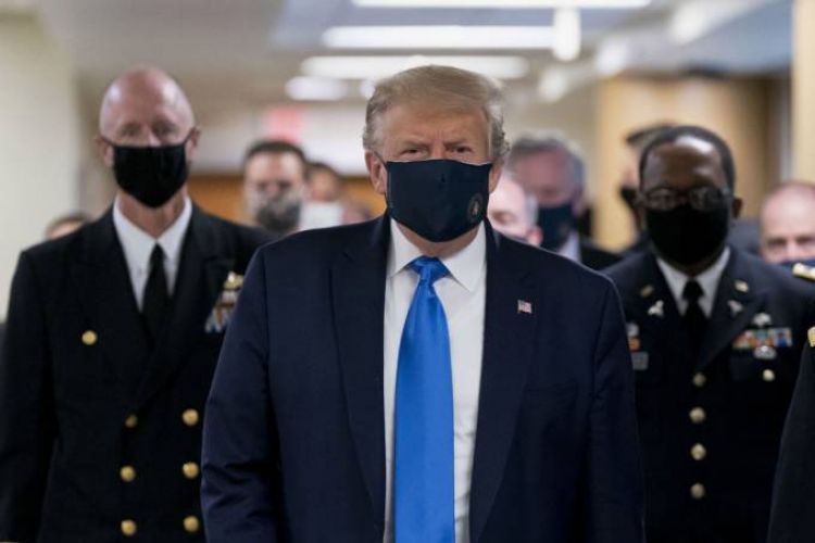 Trump aparece por primera vez en público usando una máscara