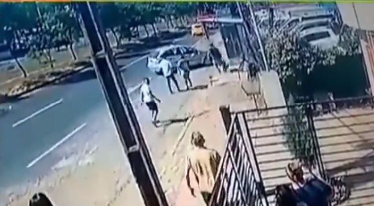 Vecinos salvan a una mujer agredida salvajemente por su expareja en vía pública