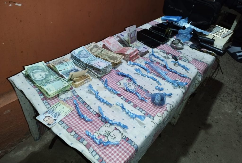 Detienen a tres personas con varias dosis de drogas en Santaní