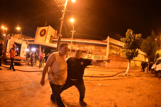 Internos liberan a dos guardiacárceles de Tacumbú