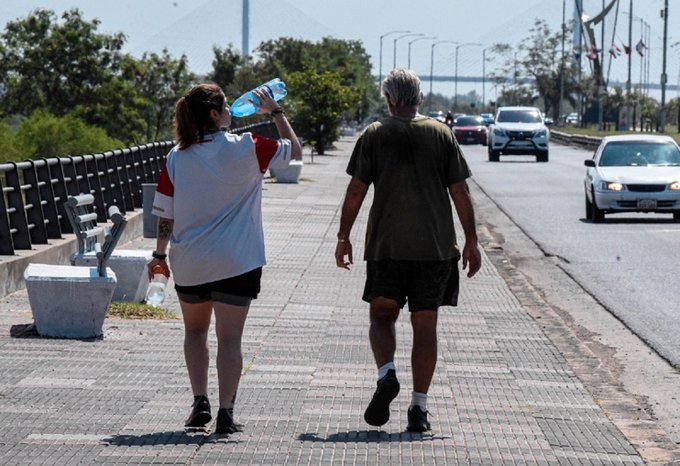 Salud recomienda mantenerse hidratado ante las altas temperaturas