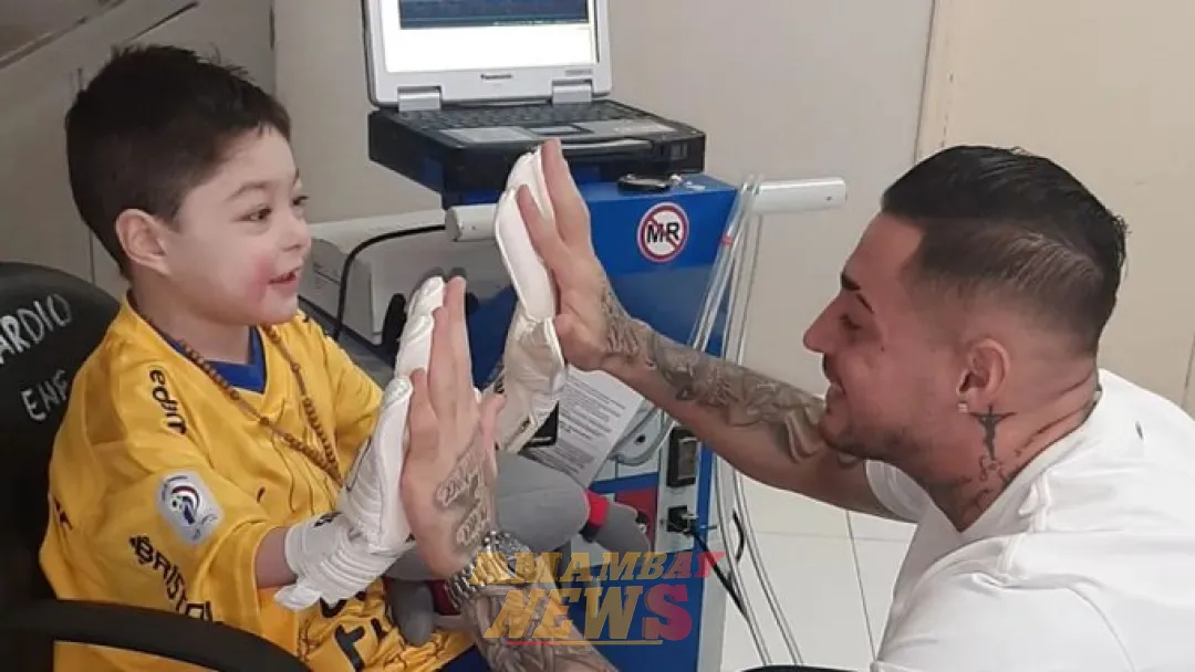 Lindo gesto de Jean con niño que está conectado a corazón artificial