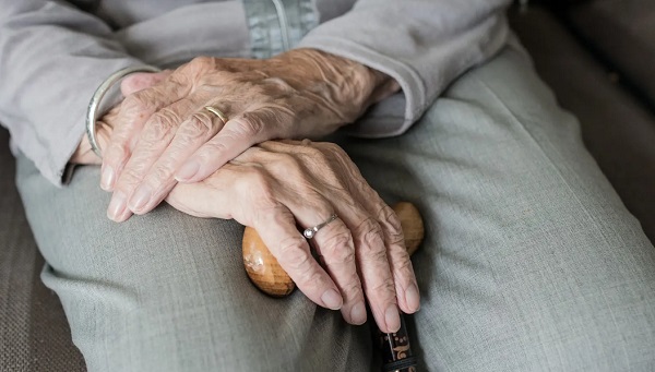 Hombre liberado por Fiscalía tras agredir a madre anciana