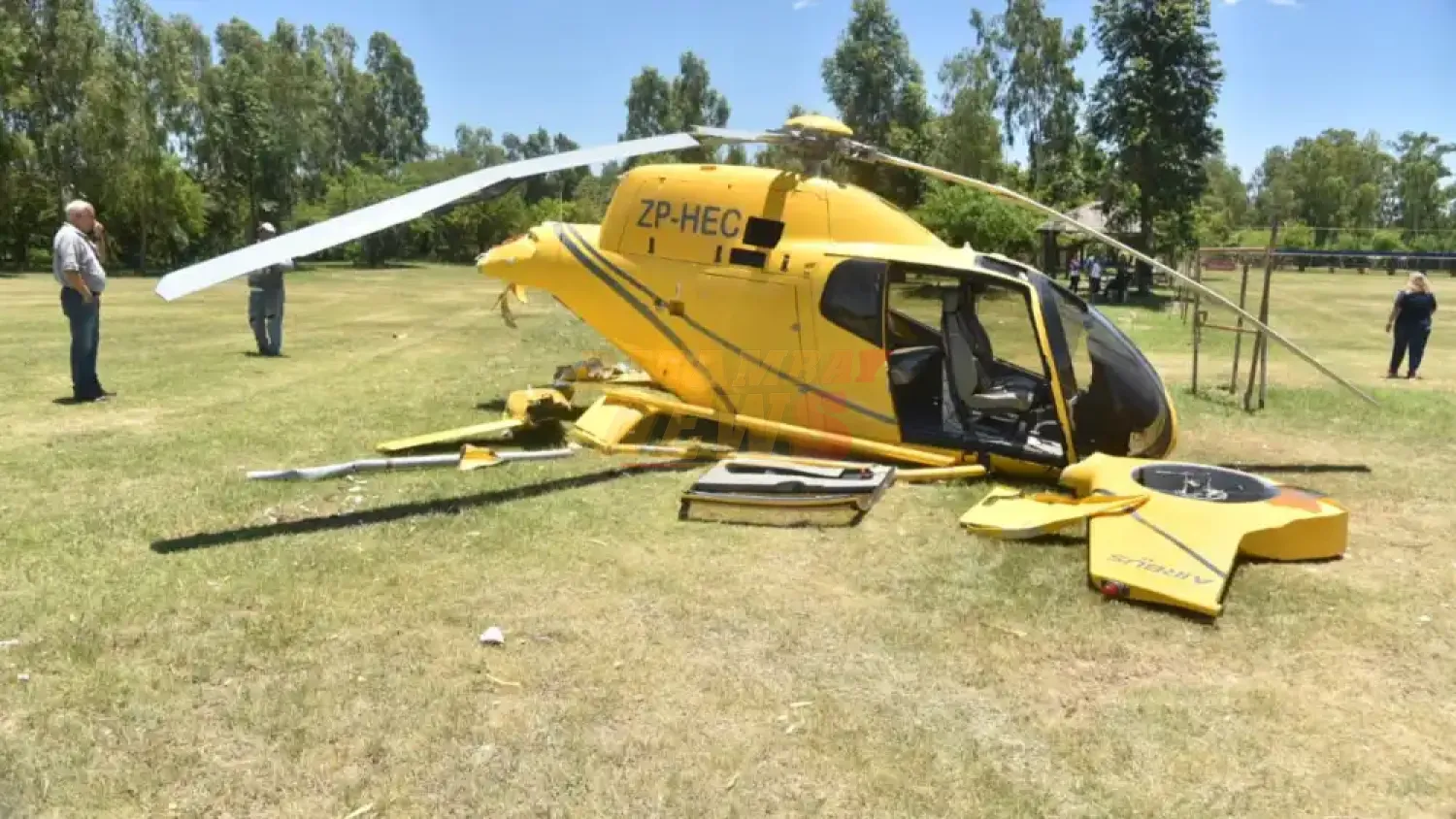 Helicóptero que realizaba vuelo de instrucción cae a tierra en el barrio Sajonia de Asunción