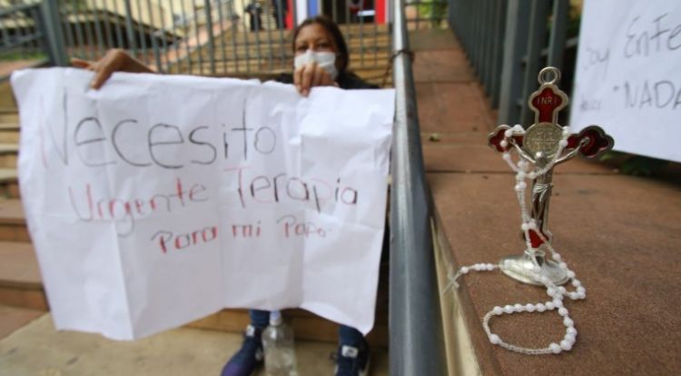 Falleció por Covid padre de enfermera que se encadenó frente a Salud
