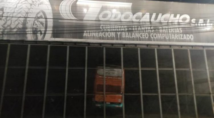 Empleado de un taller fallece tras explosión de neumático