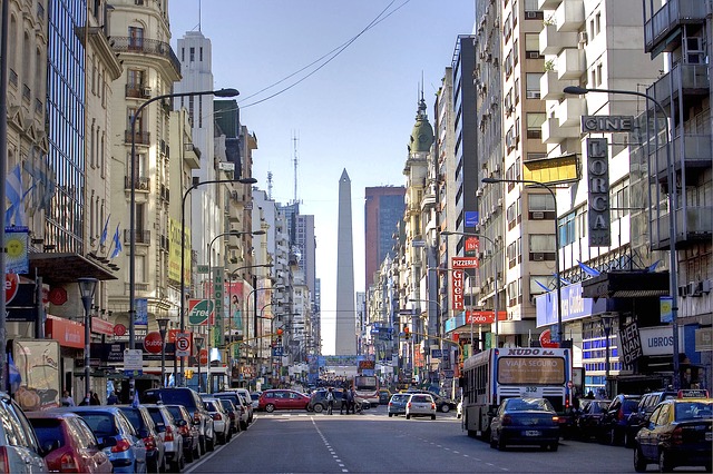 Con inflación al 104% anual, Argentina sube la tasa de interés básica