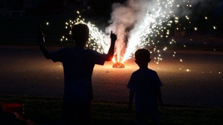 Niños y adolescentes no deben manipular fuegos pirotécnicos, recuerdan