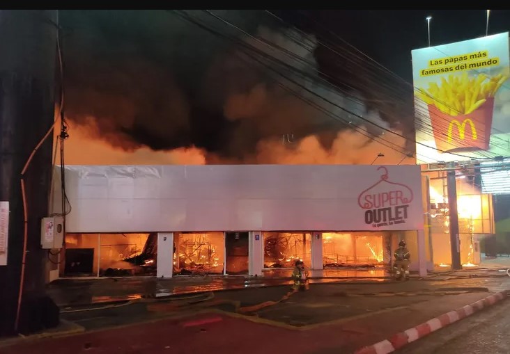 Incendio de gran magnitud consume tienda de ropas en Asunción