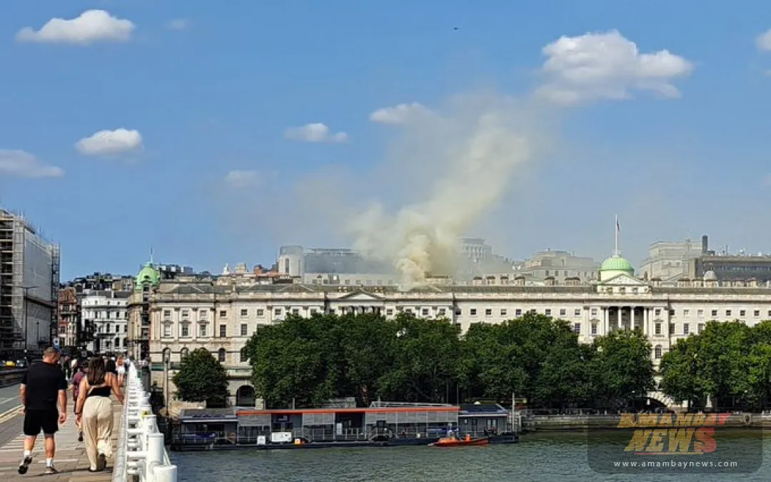 Bomberos controlan incendio en un edificio histórico de Londres