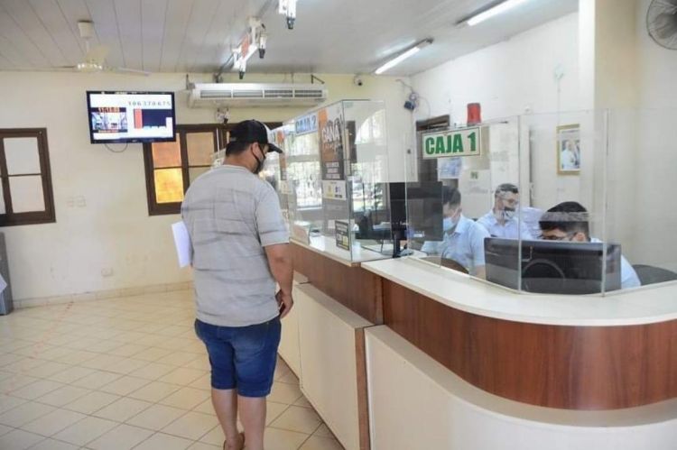 Contribuyentes se acercan a pagar impuestos y funcionarios quieren cobrar salarios y aguinaldo en CDE