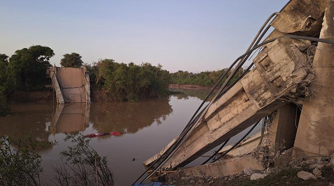 Se desploma puente en Bolivia y deja varios fallecidos