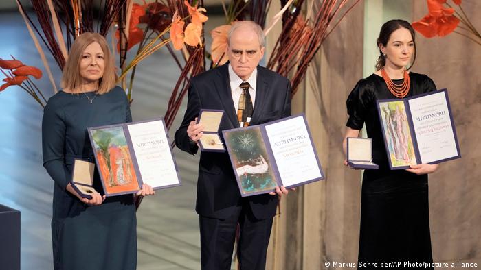 Activistas atacan a Rusia en ceremonia de entrega del Nobel