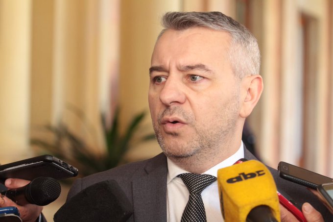 «No voy a arrodillarme ante nadie si es eso lo que pretende Hugo Meza»