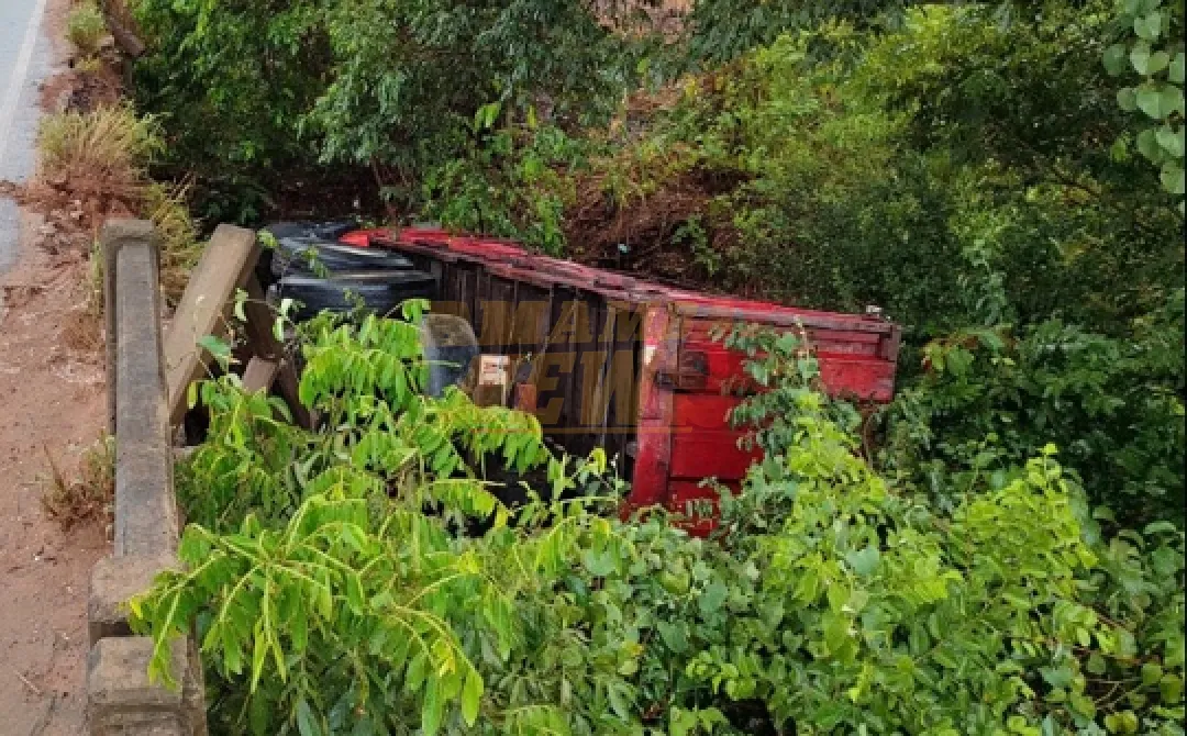 Camión cae de un puente en Ypané y deja dos heridos