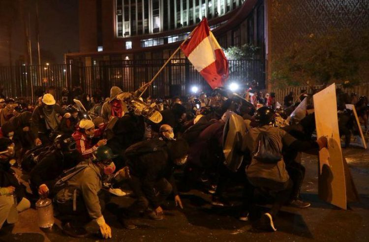 Gobierno interino de Perú se desmorona tras muertes en protesta y renuncia de ministros