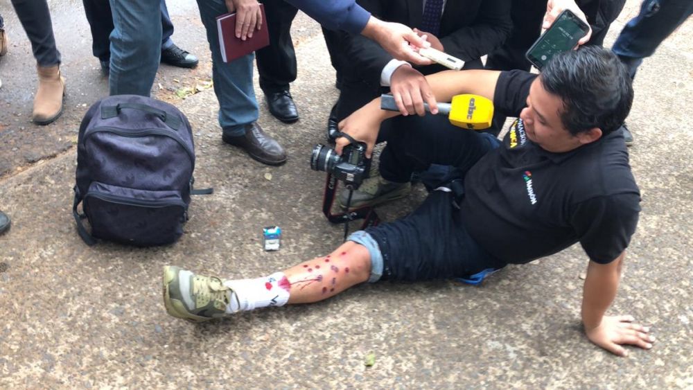 Taxistas generan disturbios: Policía responde con balines y ya hay heridos