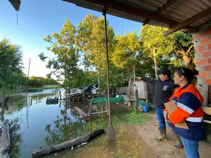 Al menos 50 familias evacuadas por inundaciones en Villa Florida