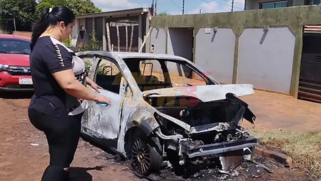 Mujer denuncia ante la Policía Nacional incendio intencional de su automóvil.