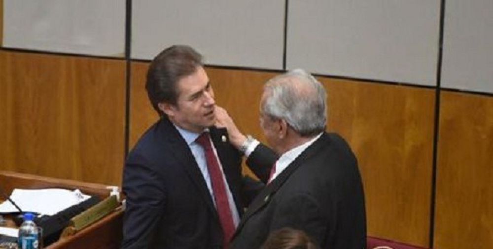 Castiglioni tira la pelota al embajador, y en Congreso vislumbran su virtual expulsión
