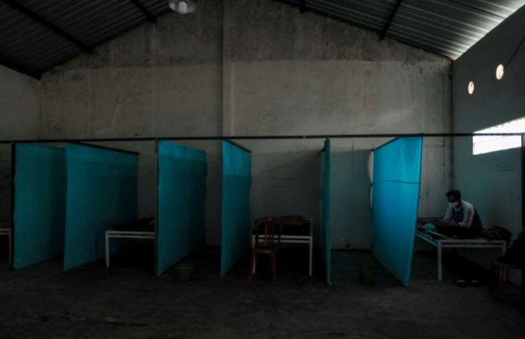 Indonesios que infringen cuarentena son encerrados en casa embrujada