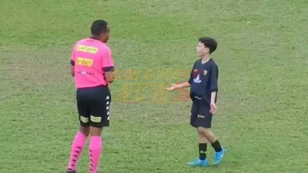 Polémica en Brasil: Expulsan a niño de 12 años por pararse sobre el balón al considerarlo “conducta antideportiva”