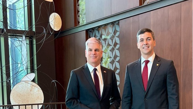 Supuesto documento de EEUU dice que Santiago Peña debe elegir entre ellos o Cartes