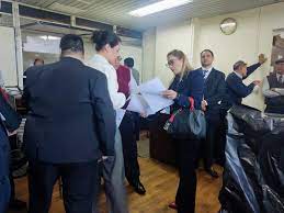 Funcionario judicial imputado presuntamente falsificar resoluciones accede a arresto domiciliario