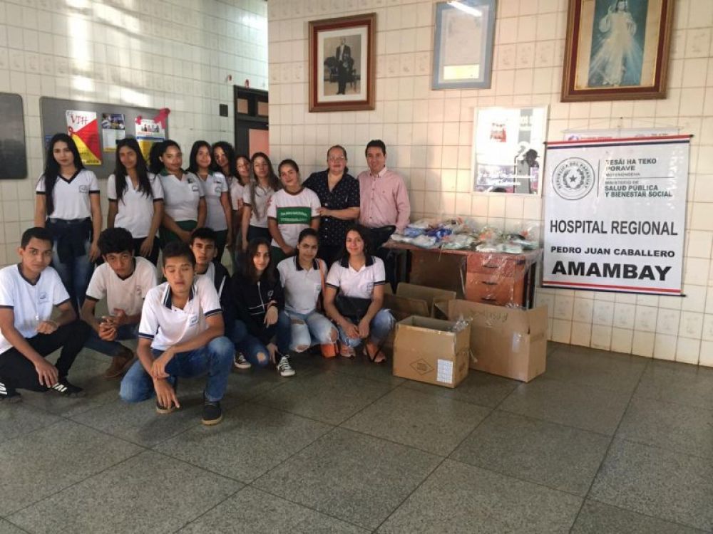 Alumnos del Colegio Defensores del Chaco entregaron kits a pacientes internadas