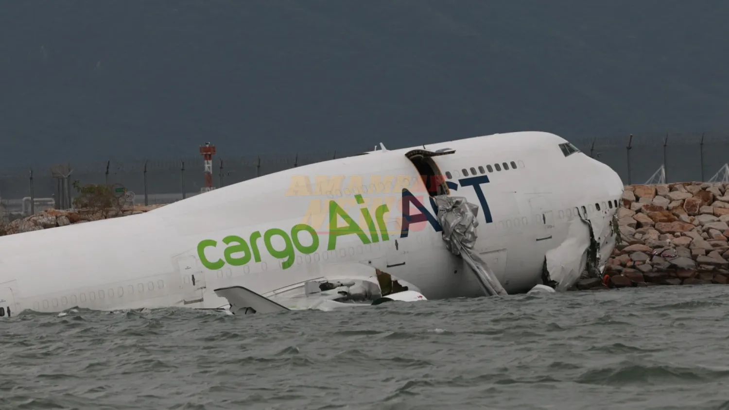 Un Boeing 747-481 de carga sale de control al aterrizar y acaba en el mar en Hong Kong