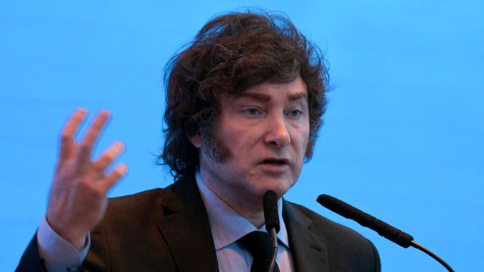 Javier Milei llama “asesino terrorista” a Petro e “ignorante” a López Obrador